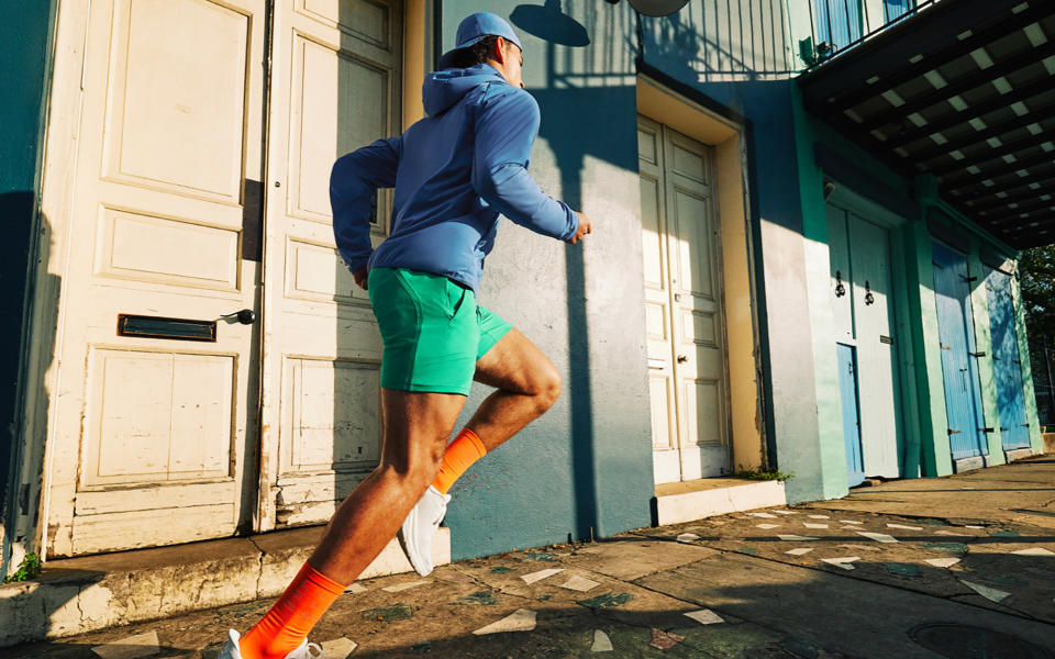 guy wearing lululemon running on a city block