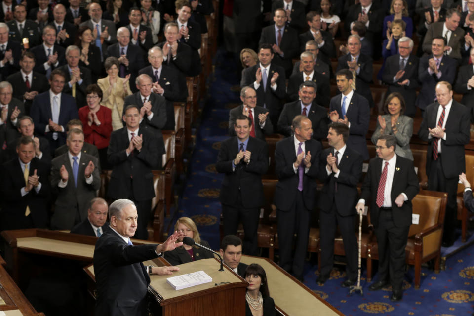 ARCHIVO - El primer ministro israelí Benjamin Netanyahu habla el 3 de marzo de 2015, ante una sesión conjunta del Congreso estadounidense en el Capitolio, en Washington. (AP Foto/J. Scott Applewhite, Archivo)