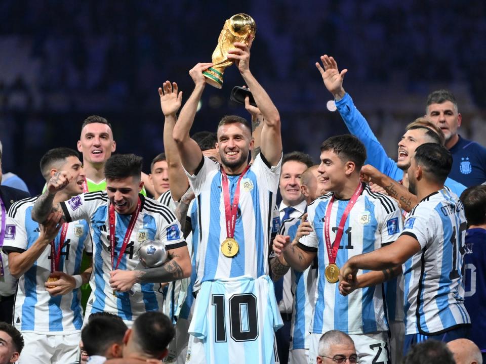 German Pezzella (centre) carries a shirt in honour of the late Diego Maradona (Getty Images)