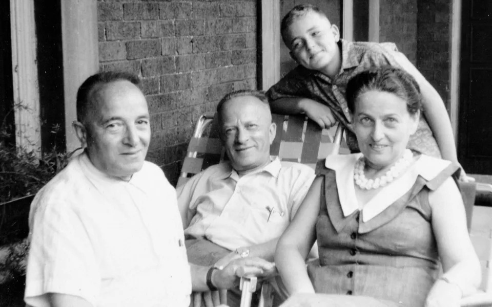 Janina Mehlberg (po prawej) z mężem Henrym oraz Josephem i Irvinem Klinghoferami