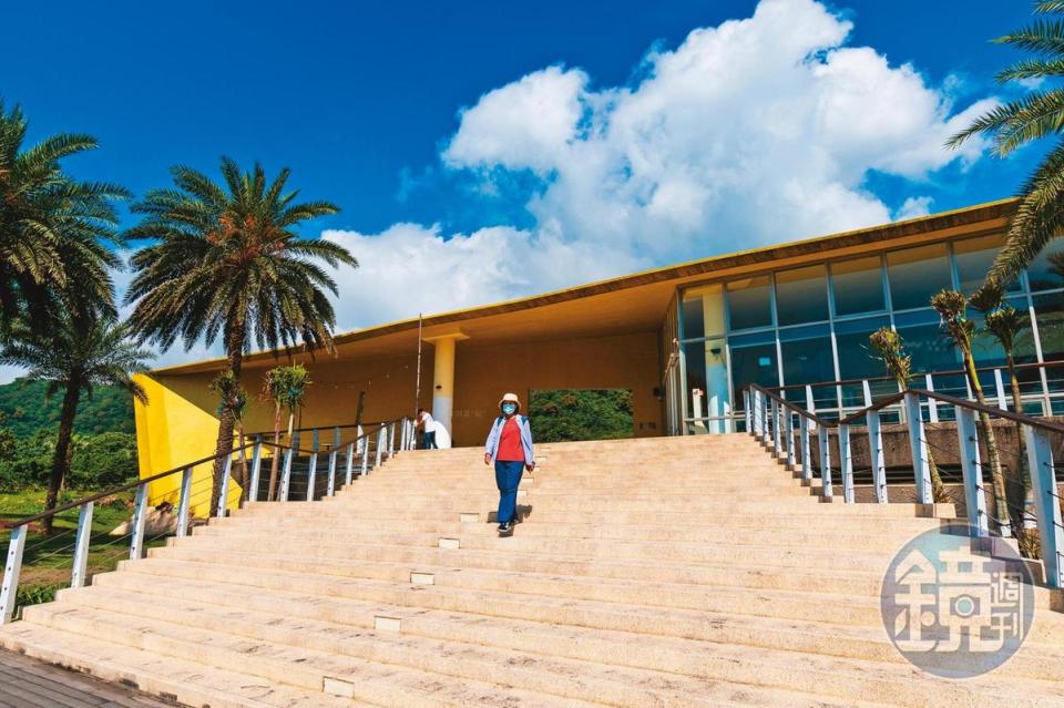 黃色建築的外澳服務區，是由名建築師姚仁喜設計。