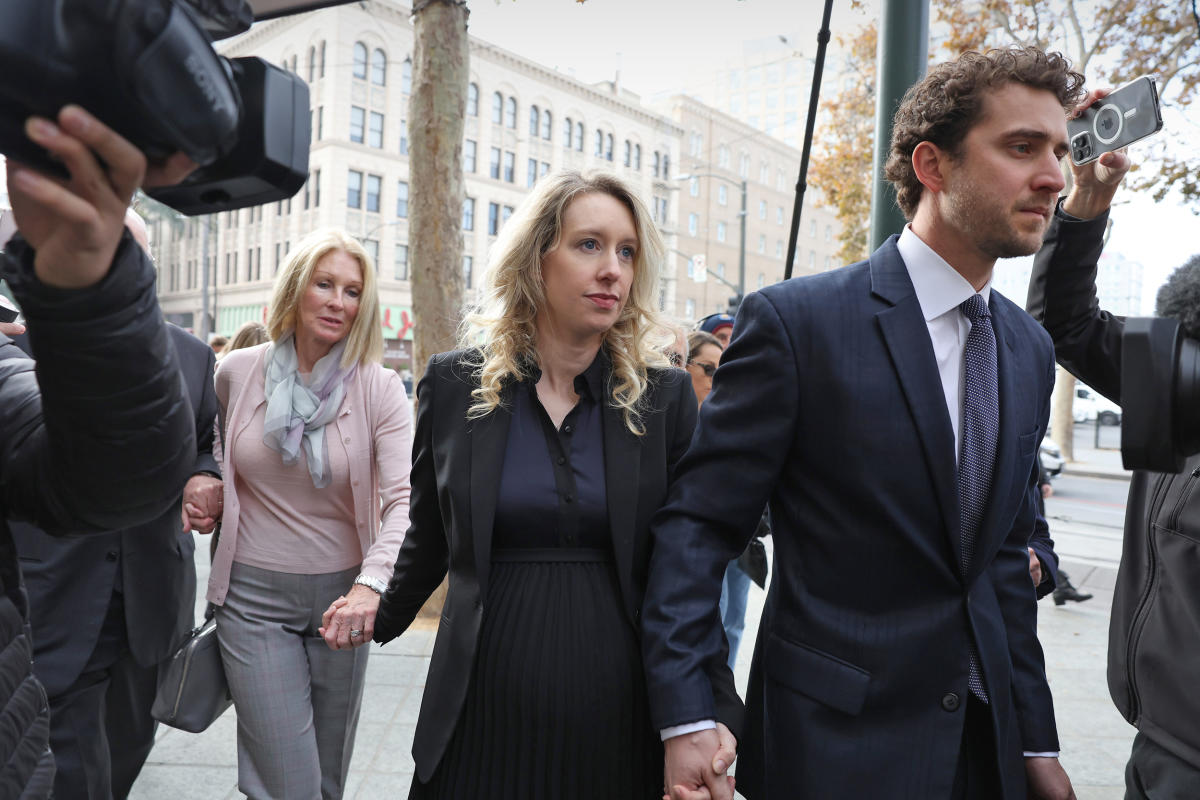 Elizabeth Holmes Says Prosecutors Claim She Tried To Flee The Us After Fraud Conviction Is