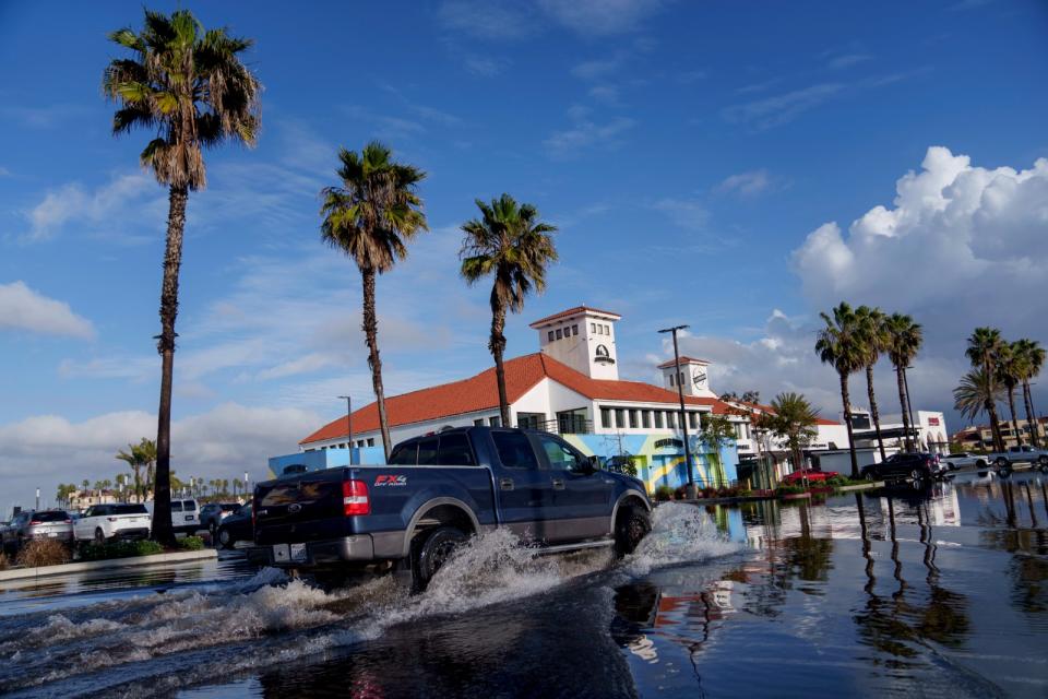 2024年2月1日，「鳳梨特快車」輾過加州帶來強降雨，加州杭亭頓海灘（Huntington Beach）道路積水。美聯社
