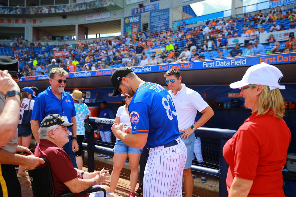 <p>New York Mets player Tim Tebow signs for a veteran to be honored before a baseball game against the Atlanta Braves at First Data Field in Port St. Lucie, Fla., Feb. 23, 2018. (Photo: Gordon Donovan/Yahoo News) </p>