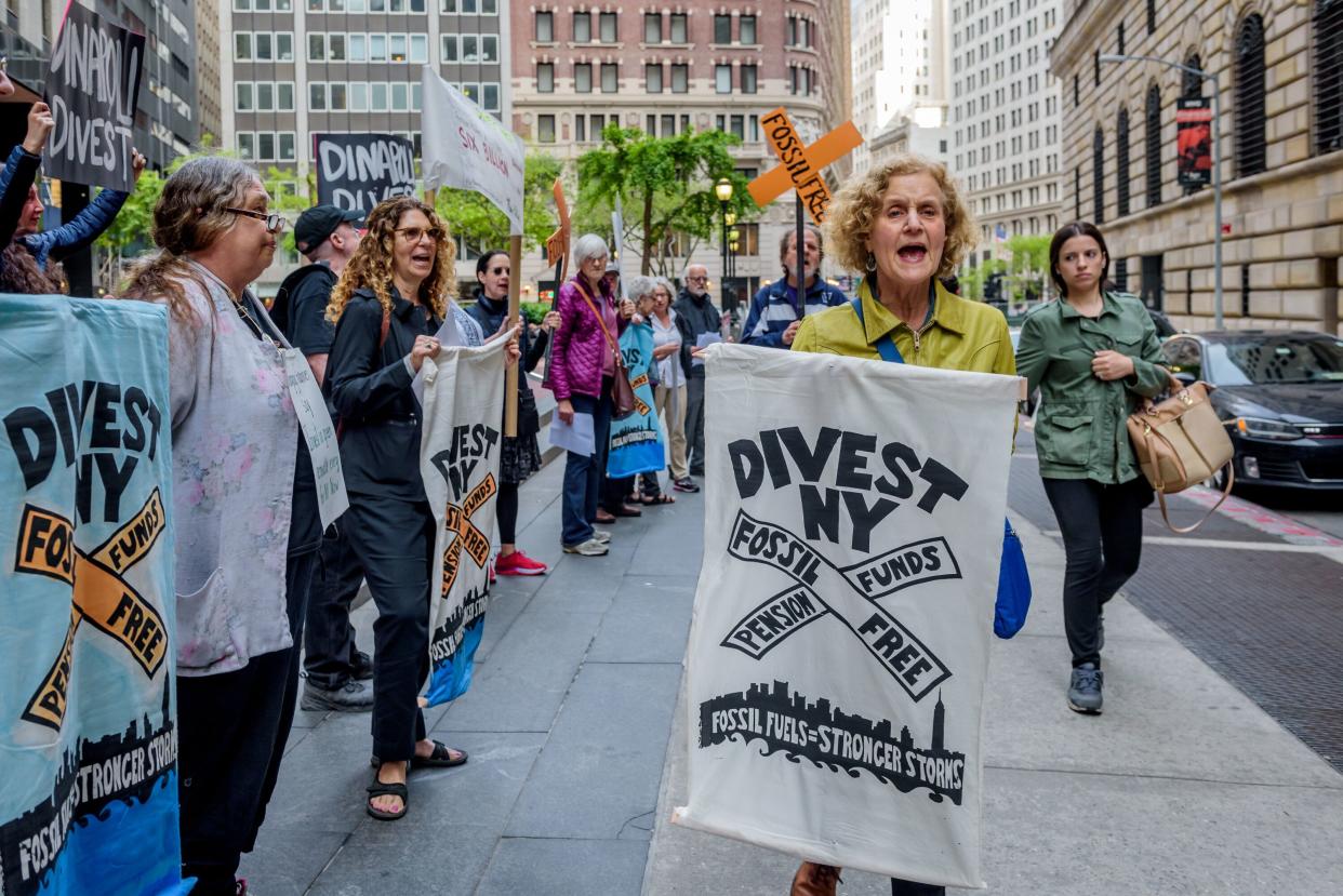 Protesters calling for fossil fuel divestment rally outside DiNapoli's office in New York City in 2018. (Photo: Erik McGregor via Getty Images)