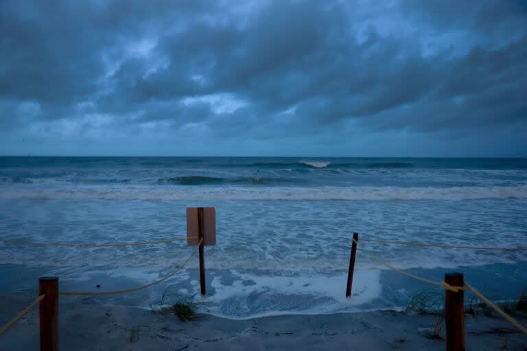 El agua del Golfo de México empuja la playa mientras el huracán Helene avanza mar adentro el 26 de septiembre de 2024 en St. Pete Beach, Florida.