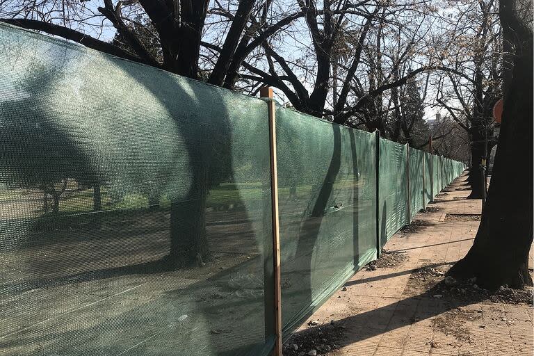 La plaza San Martín de La Plata ya fue cercada para iniciar obras de modernización