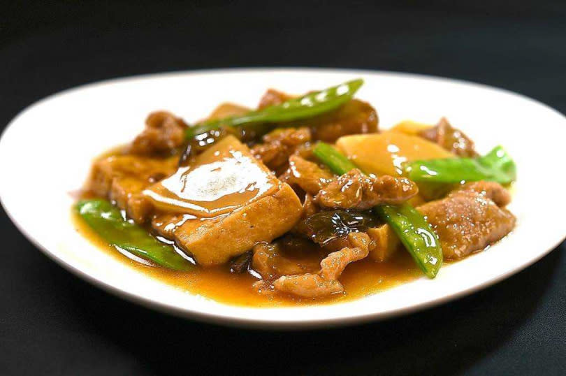 〈紅燒豆腐〉是用青葉食品公司出品的「青葉花瓜」和「青葉麵筋」，搭配豆腐和筍片一起烹製，是「根正苗紅」的〈青葉〉獨家菜品。