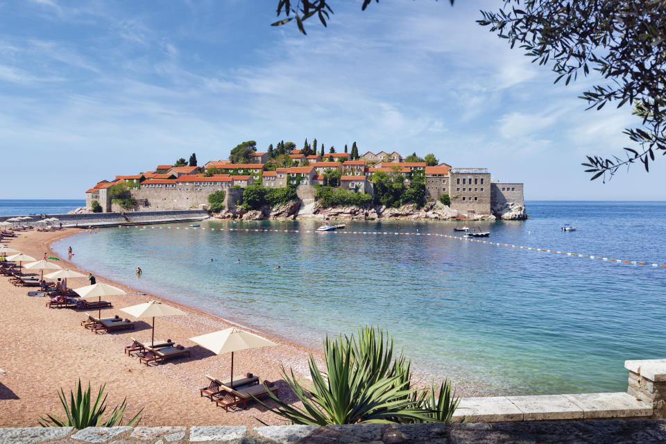 Sveti Stefan, localizada a ocho kilómetros de la ciudad de Budva, Montenegro. (Photo by: Ken Welsh/Education Images/Universal Images Group via Getty Images)