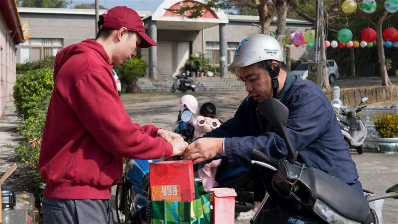 臺南台鋼獵鷹「真南人」李漢昇第2年參加送暖活動。（圖／臺南台鋼獵鷹提供）