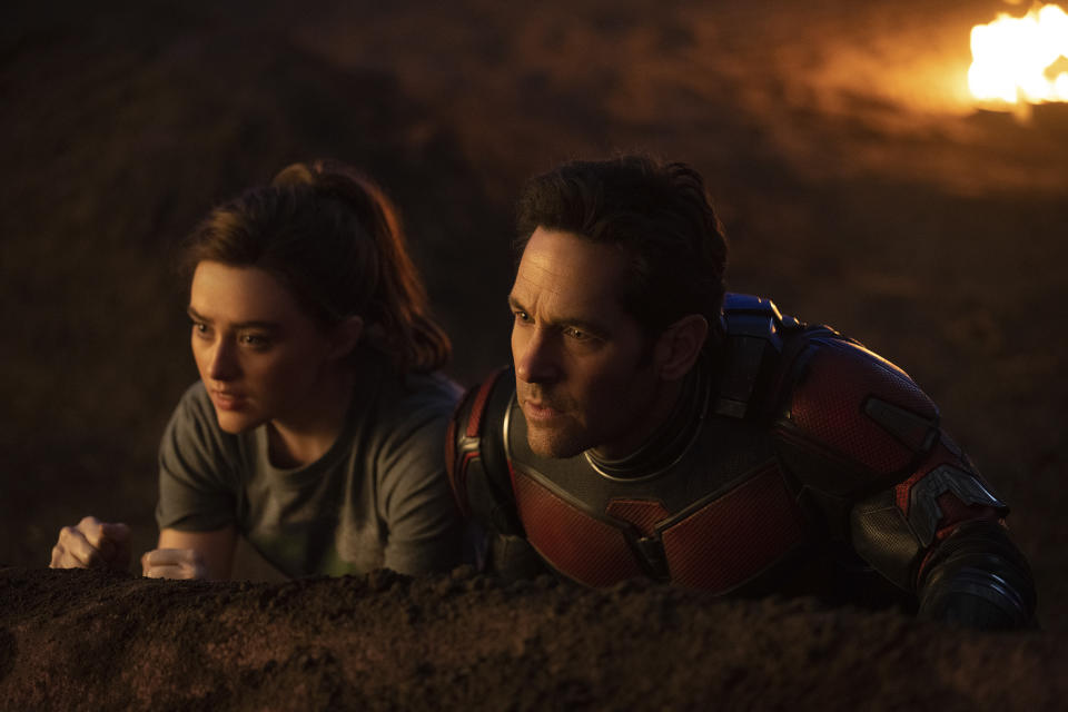 En esta imagen proporcionada por Disney, Kathryn Newton, izquierda, y Paul Rudd en una escena de "Ant-Man and the Wasp: Quantumania". (Disney/Marvel Studios vía AP)