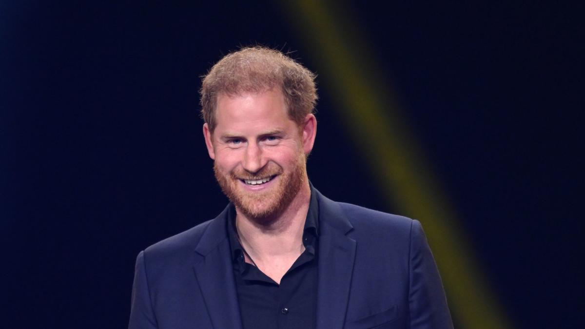 Prince Harry receives ESPY Award for his work at the Invictus Games