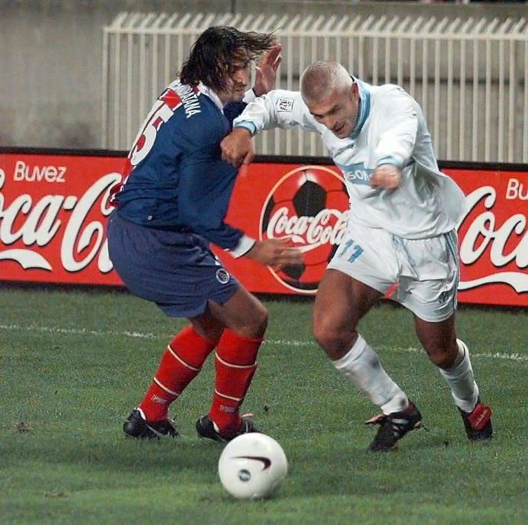 <p>Novembre 1997, l’OM de Fabrizio Ravanelli se déplace au Parc. Alors que les deux équipes se neutralisent (1-1), survient un coup de théâtre. A la 73ème minute, l’attaquant italien s’effondre dans la surface parisienne à la suite d’un contact avec Eric Rabesandratana. M. Puyalt désigne le point de pénalty. Les Parisiens crient au scandale : pour eux, “Penna Bianca” est tombé tout seul en se faisant lui-même un croque-en-jambe. Laurent Blanc transforme le pénalty de la victoire marseillaise. Après ce match, Fabrizio Ravanelli sera définitivement pris en grippe par les supporters parisiens. Ce qui ne l’empêchera pas de marquer au Parc deux ans plus tard…</p>