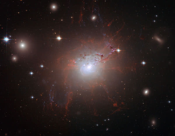 8. Imagen de la galaxia NGC 1275, tomada en el verano del 2006, que ofrece fantásticos detalles y resolución de las frágiles estructuras filamentosas que la rodean. Estos filamentos son fríos a pesar de estar rodeados por un gas caliente a 55 millones de grados celsios. Están suspendidos en un campo magnético que mantiene su estructura y demuestra cómo la energía del agujero negro central se transfiere al gas circundante.