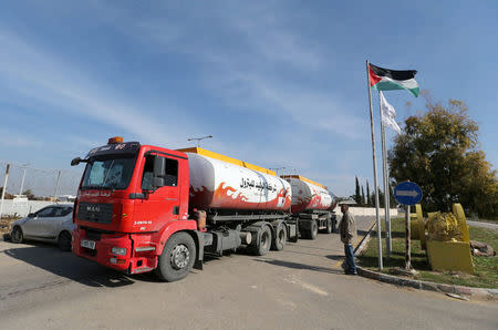A fuel tanker arrives at Gaza's power plant in the central Gaza Strip January 16, 2017. REUTERS/Ibraheem Abu Mustafa
