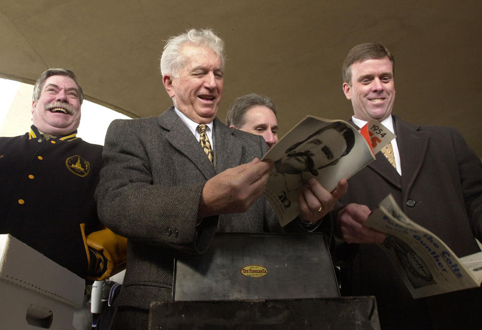 Former Baltimore Mayor Thomas D'Alesandro III (center) and others laugh as they look over the contents of an unveiled time capsule in Baltimore in 2002. D'Alesandro died Sunday at age 90. (Photo: ASSOCIATED PRESS)