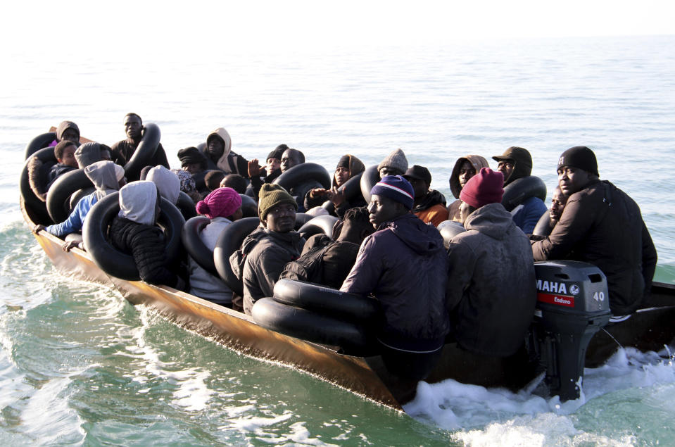 Migrantes, la mayoría del África Subsahariana, son detenidos en el mar por la Guardia Nacional Marítima de Túnez durante un intento de llegar a Italia, cerca de la costa de Sfax, Túnez, el martes 18 de abril de 2023. En una expedición nocturna con la Guardia Nacional la semana pasada, The Associated Press vio a migrantes que imploraban continuar sus viajes a Italia en embarcaciones mal preparadas, algunas de las cuales hacían agua. Durante 14 horas, 372 personas fueron desalojadas de los frágiles botes. (AP Foto)