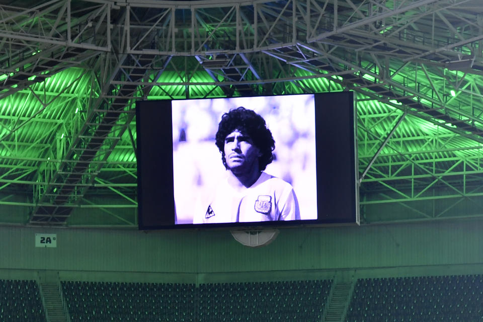 La pantalla gigante muestra a Diego Armando Maradona durante un minuto de silencio en honor tras su muerte en Argentina, previo al partido por la Liga de Campeones entre Borussia Moenchengladbach y Shakhtar Donetsk en el Borussia Park en Moenchengladbach, Alemania, el miércoles 25 de noviembre de 2020. (Foto AP/Martin Meissner)