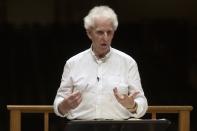 Benjamin Zander charla con la Orquesta Filarmónica de Boston durante un ensayo de la Novena sinfonía de Beethoven en la sala Symphony Hall de Boston, el 19 de febrero de 2023. (Foto AP/Michael Dwyer)