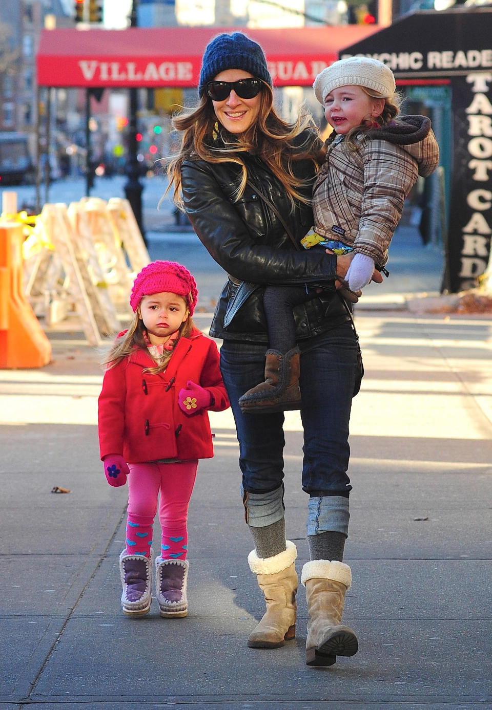 <p>Nos encantan estos estilismos invernales que lucieron para pasear por Manhattan. "Si mis hijas me ven vestirme, siempre tienen sus propias opiniones sobre lo que llevo puesto", relató la estadounidense a ET. (Foto: Alo Ceballos / Getty Images)</p> 