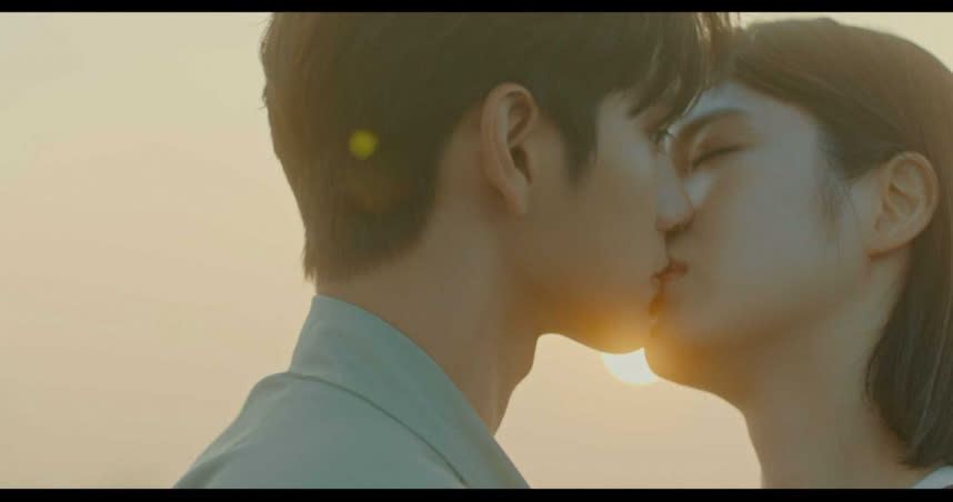 邕聖祐和辛睿恩第二集就在濟州島海邊上演浪漫的「夕陽之吻」。（圖／friDay影音提供）