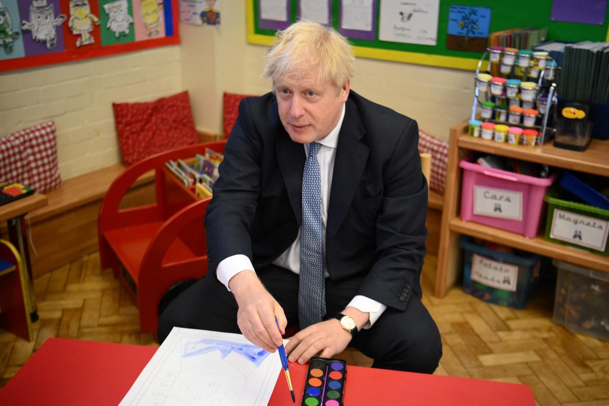 LONDON, ENGLAND - MAY 06: UK prime minister Boris Johnson reacts as he paints a portrait of the Queen during a drawing session with children as part of his visit at the Field End Infant school, in South Ruislip, on May 6, 2022 in London, England. In yesterday's local elections the Conservatives retained control of the borough of Hillingdon council with 30 seats to Labour's 23. Hillingdon is home to Prime Minister Boris Johnson's parliamentary constituency of Uxbridge and South Ruislip. (Photo Daniel Leal - WPA Pool/Getty Images)