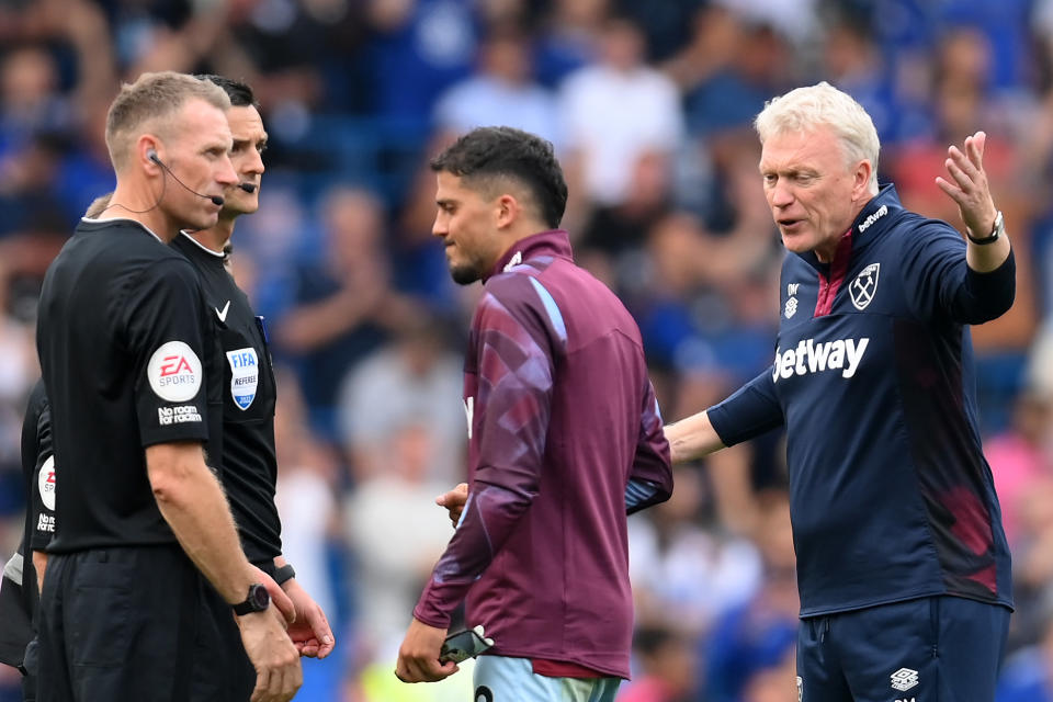 LONDON, ENGLAND - SEPTEMBER 03: David Moyes, Manager of West Ham United speaks to Referee Andy Madley following their side's defeat during the Premier League match between Chelsea FC and West Ham United at Stamford Bridge on September 03, 2022 in London, England. (Photo by Mike Hewitt/Getty Images)