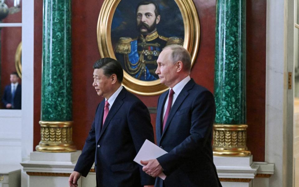 Russian President Vladimir Putin and Chinese President Xi Jinping arrive for a signing ceremony at the Kremlin - SPUTNIK