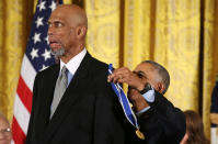 <p>President Barack Obama awards the Presidential Medal of Freedom to NBA star Kareem Abdul-Jabbar (L) in the East Room of the White House in Washington, U.S., November 22, 2016. (Carlos Barria/Reuters) </p>
