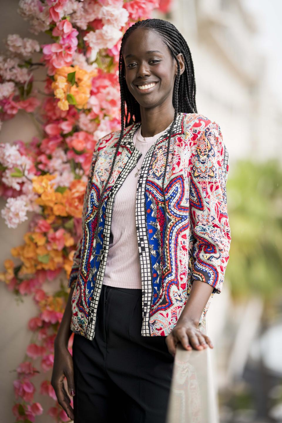 La directora Ramata-Toulaye Sy posa para promover la película 'Banel e Adama' en la 76a edición del festival internacional de cine, Cannes, en el sur de Francia, el sábado 20 de mayo de 2023. (Foto Scott Garfitt/Invision/AP)