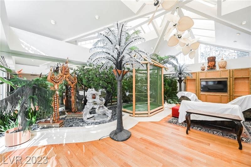 Siegfried & Roy’s Jungle Palace home in Las Vegas for sale, listed at $3 million. (Photo: Ron Miller – Zipp3D)