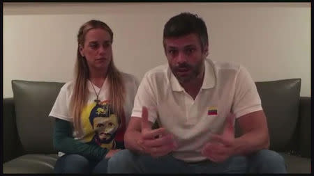 A still image taken from a video released on August 1, 2017 shows opposition leader Leopoldo Lopez and his wife Lilian Tintori talking in their house in Caracas, Venezuela on July 17, 2017. REUTERS/Lilian Tintori Prensa/Handout