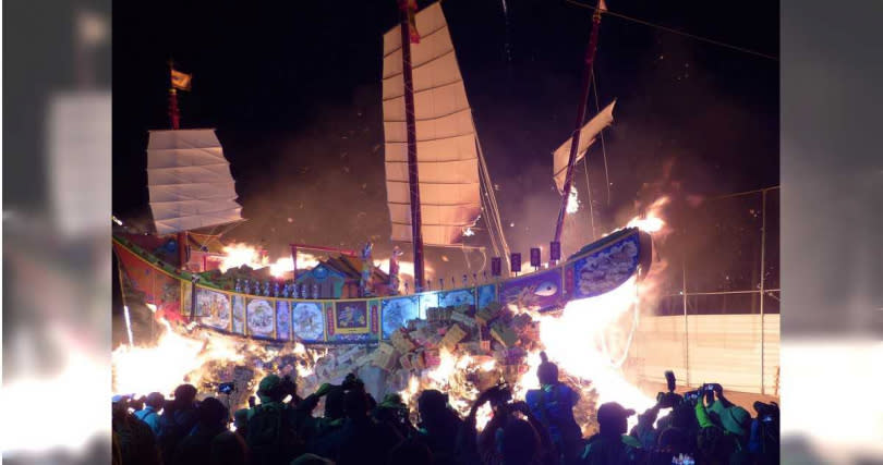 東隆宮每3年一次的迎王祭燒王船相當有名，還被封為「一生中一定要參與一次的台灣傳統文化祭典」。（圖／報系資料照）