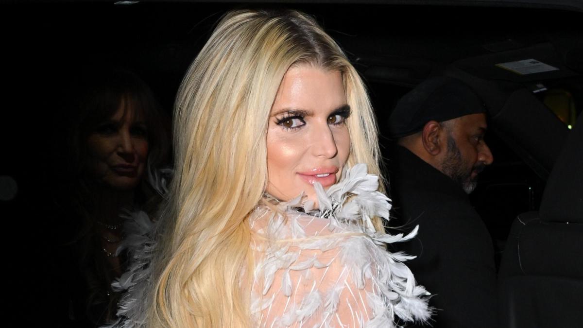 Jessica Simpson shows off skintight bodycon jumpsuit