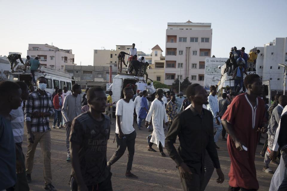 Des amis et des parents arrivent au cimetière local pour l’enterrement d’Elhaji Cisse, à Dakar, au Sénégal, le 5 juin 2023. Selon la famille, l’étudiant de 26 ans a été abattu par les forces de sécurité alors qu’il se trouvait près d’une manifestation.