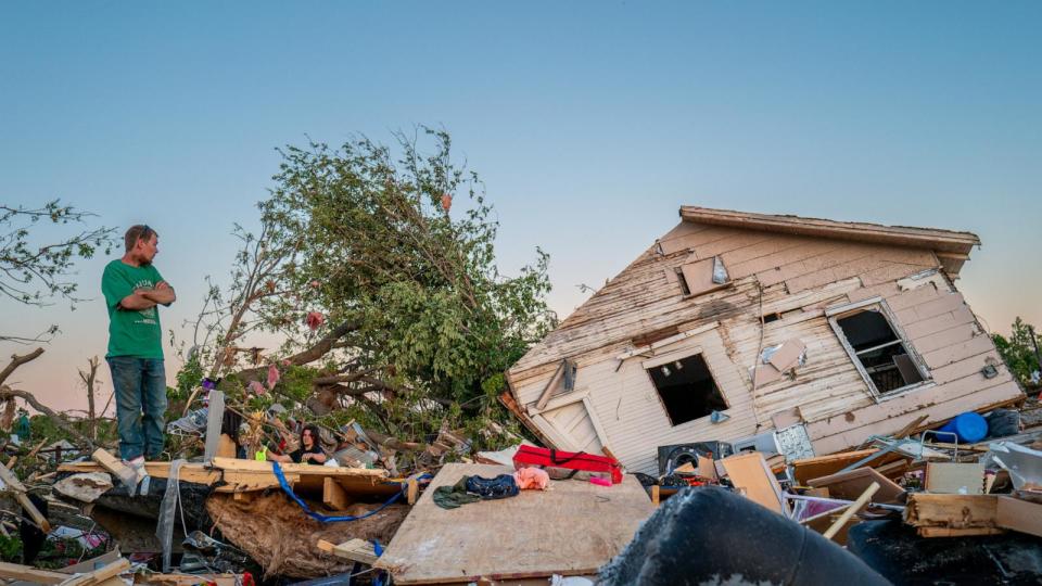 PHOTO: *** BESTPIX *** Oklahoma Town Of Barnsdall Hit By Deadly Tornado (Brandon Bell/Getty Images)