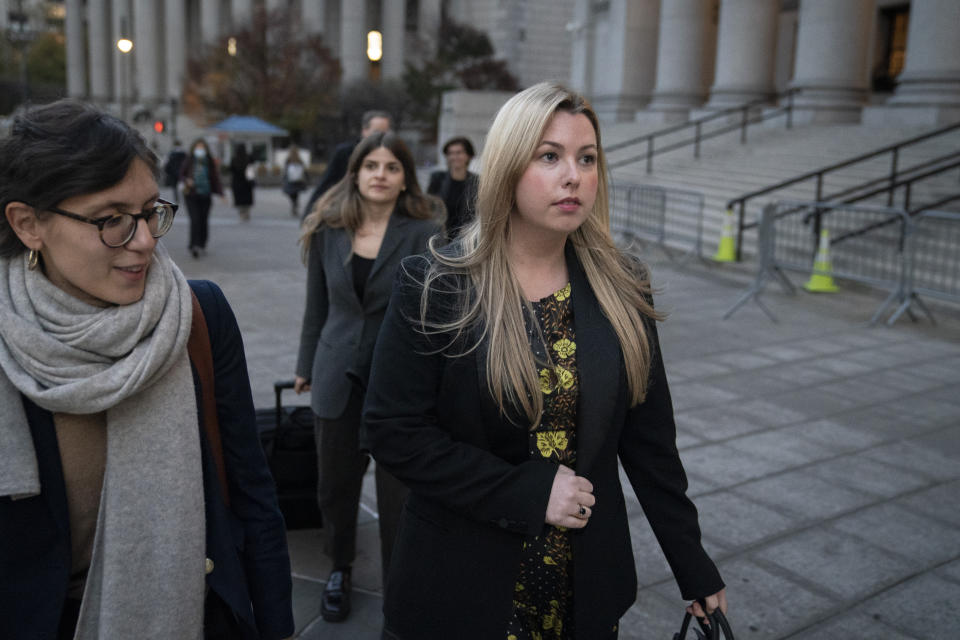 La publicista Haleigh Breest sale de la corte después de que el guionista y director Paul Haggis fue declarado culpable en un juicio civil por abuso sexual el jueves 10 de noviembre de 2022 en Nueva York. (Foto AP/John Minchillo)