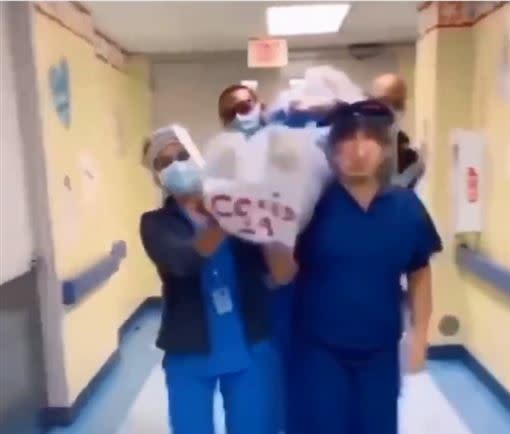 醫護人員抬著武肺屍袋跳「抬棺舞」。（圖／翻攝自推特@realjuliasong）