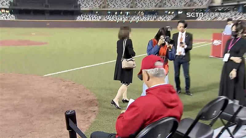 女嘉賓穿著高跟鞋在大巨蛋棒球場，每走一步紅土就留下一個坑。