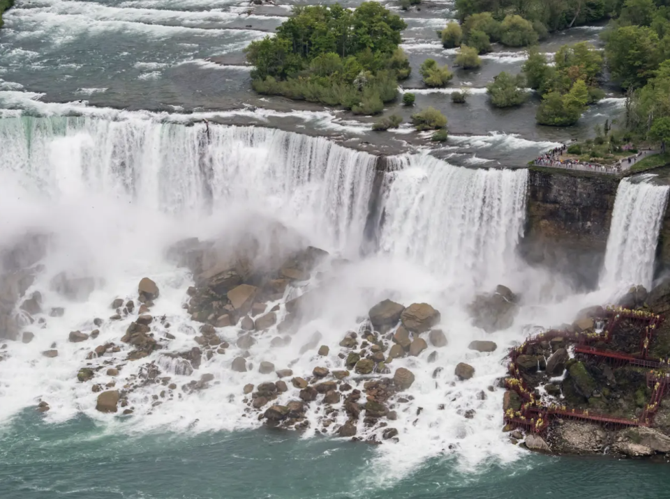 Ohne Wasser sieht die Klippe weitaus weniger spektakulär aus. - Copyright: Patrick Gorski/NurPhoto/Getty Images