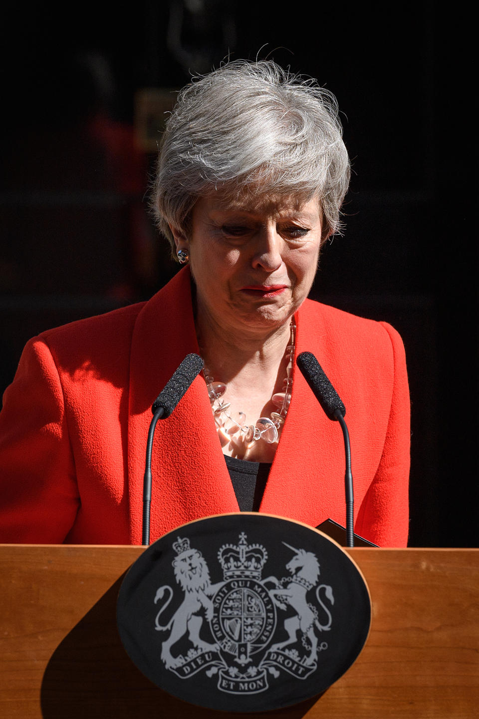 Theresa May annuncia commossa in diretta mondiale le sue dimissioni da Primo ministro del Regno Unito. (Photo by Leon Neal/Getty Images)