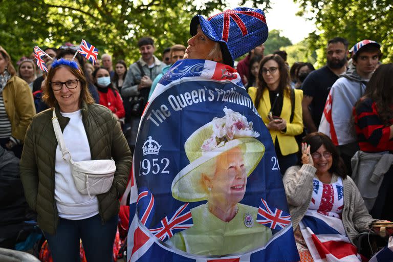 Fanáticos reales en The Mall mientras esperan el desfile por las celebraciones del Jubileo de platino de la reina Isabel II, el 2 de junio de 2022, en Londres