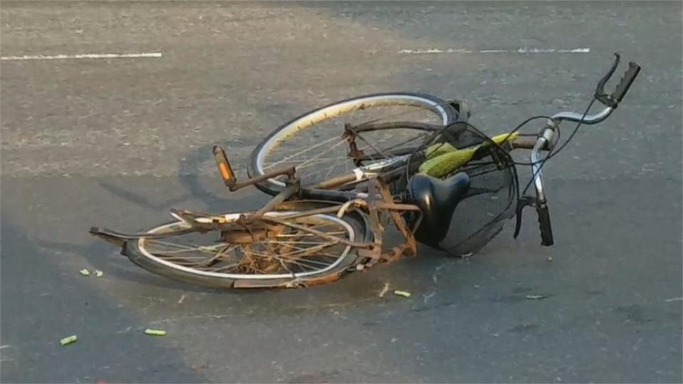 看到大車真的要遠離！單車婦擦撞貨車 倒地遭輾亡