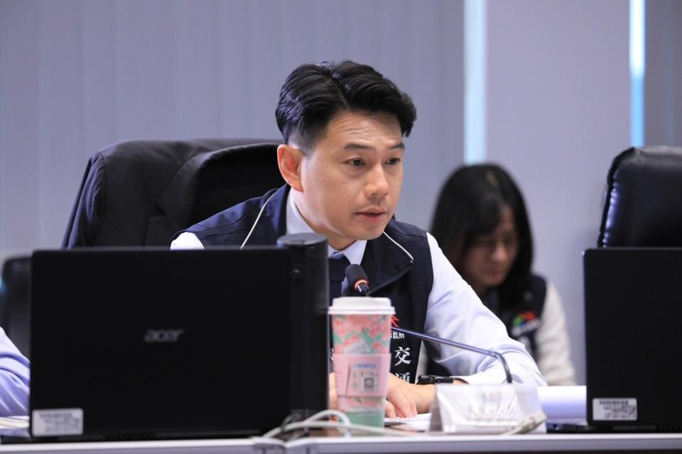 《圖說》市政會議由交通局長葉昭甫進行「推動共享車位計畫」專案報告。