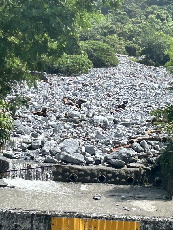 花蓮和中部落內攔砂壩土石堆滿 蘇花公路台9線因地震、大雨屢傳坍方災情，花蓮秀 林鄉和平村長董蓮怡說，地震後和中部落內攔砂壩土 石堆滿。 （董蓮怡提供） 中央社記者張祈傳真  113年7月2日 