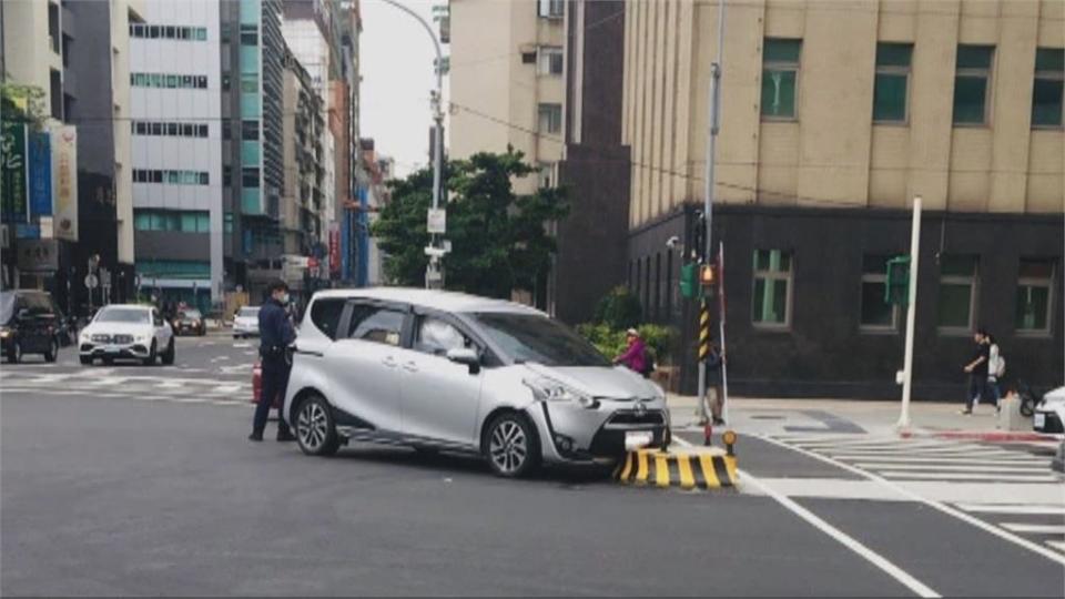 斑馬線旁設「行人庇護島」 汽車騎上去釀禍