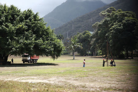 Construction workers are seen working in a new infrastructure at an expropriated golf field of the Caraballeda Golf & Yacht Club in Caraballeda, Venezuela February 20, 2018. REUTERS/Adriana Loureiro