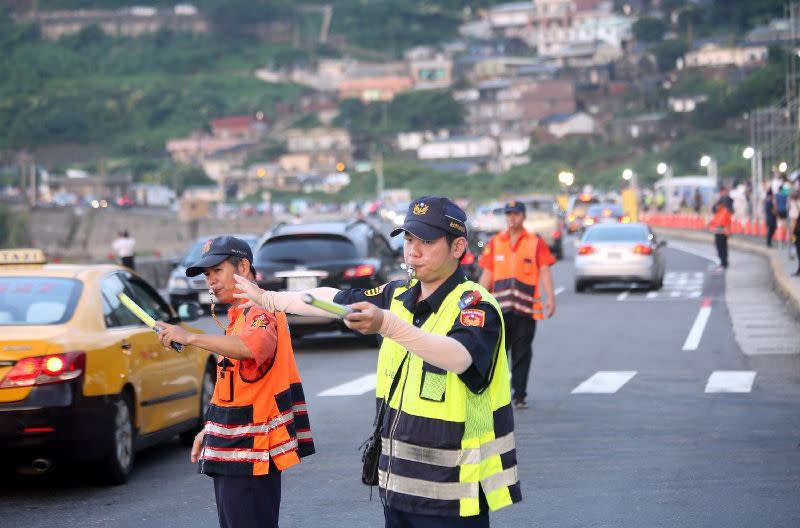 台北市警察局發公文，表示員警可穿制服在外用餐。（圖／翻攝自邱威傑臉書粉絲專頁）