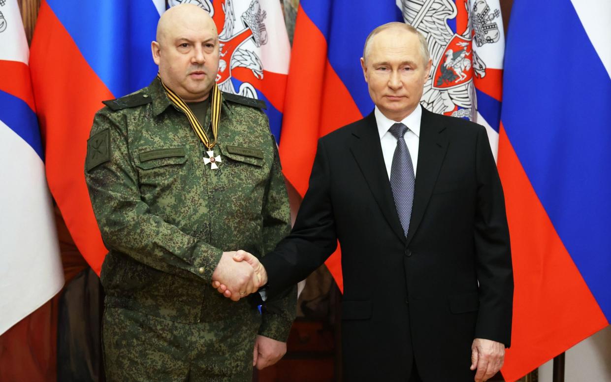 Vladimir Putin shakes hands with General Surovikin