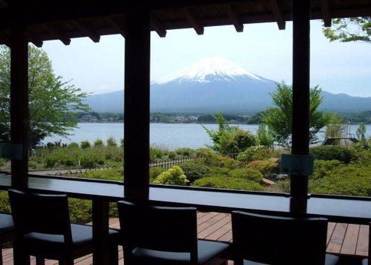 從店內望出看到的河口湖與富士山。雄偉的富士山倒映在湖面上。